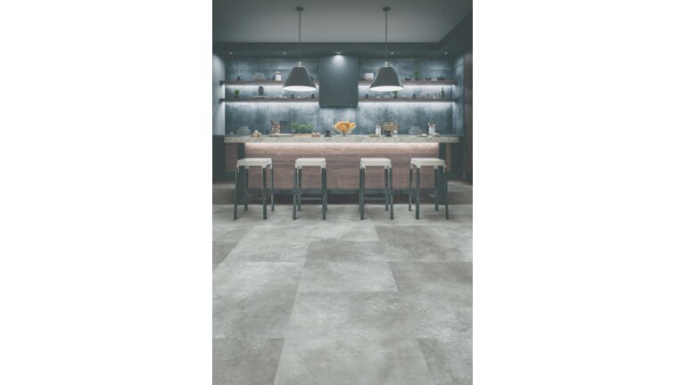 Moderne Küche mit grauem Boden, Barhockern und eleganter Beleuchtung.